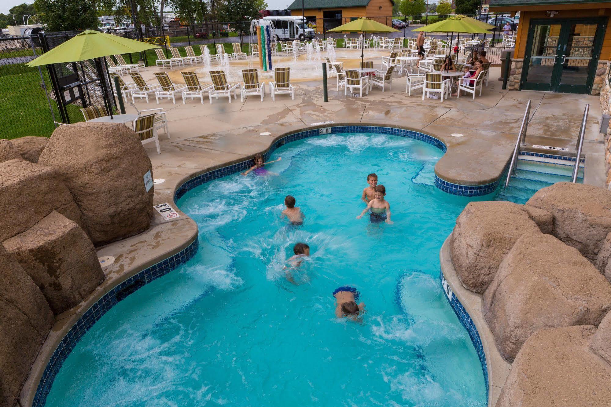 Tundra Lodge Resort - Waterpark & Conference Center خليج مورو المظهر الخارجي الصورة